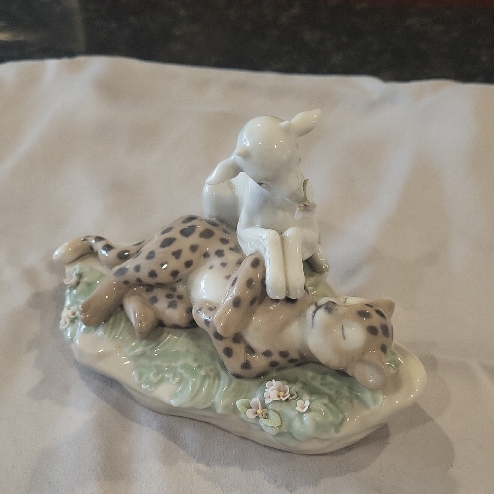 Lladro White Porcelain Figurine. Exquiste Lamb Laying With Leopard.